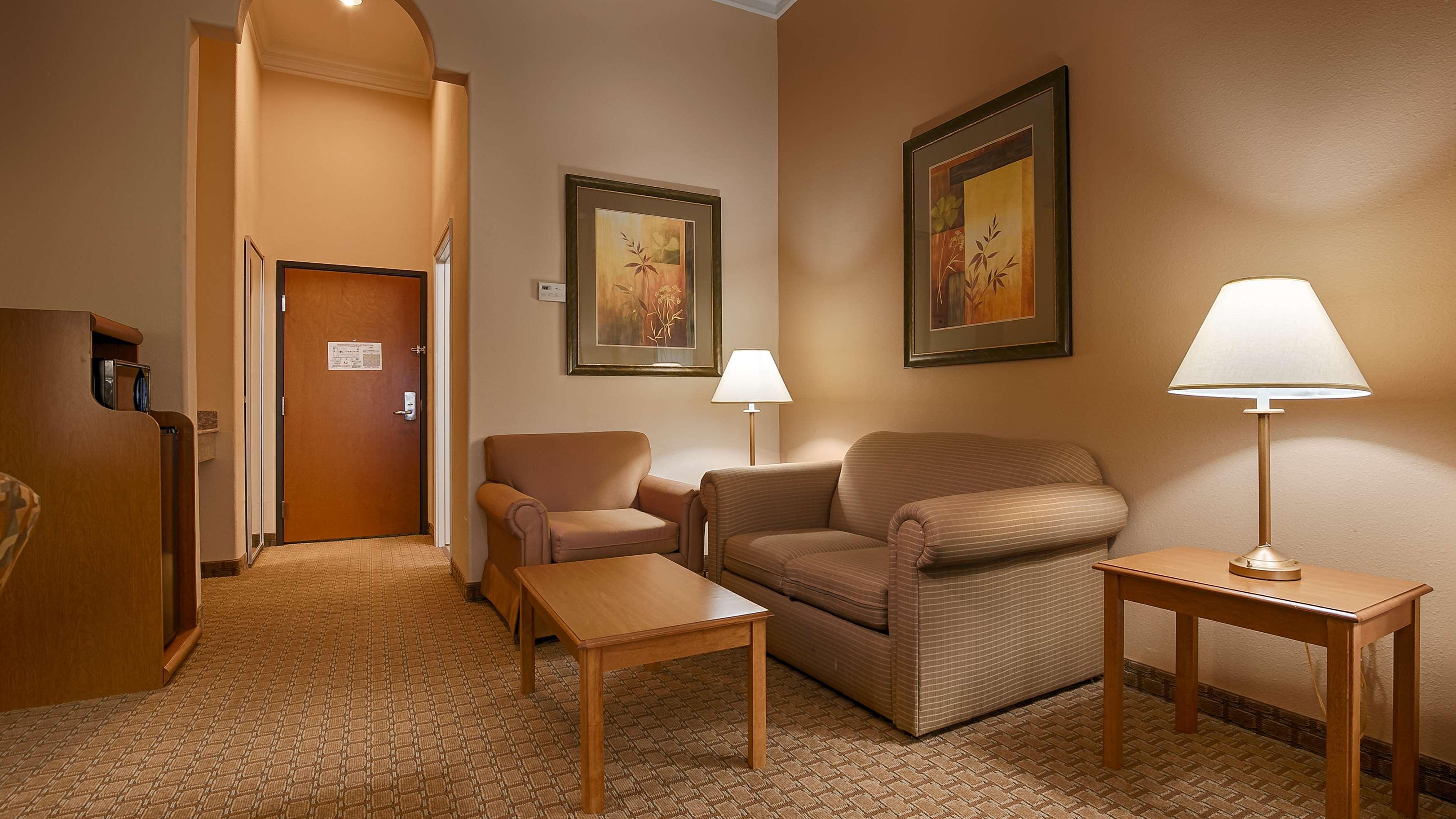 Best Western Plus New Caney Inn & Suites Exterior photo