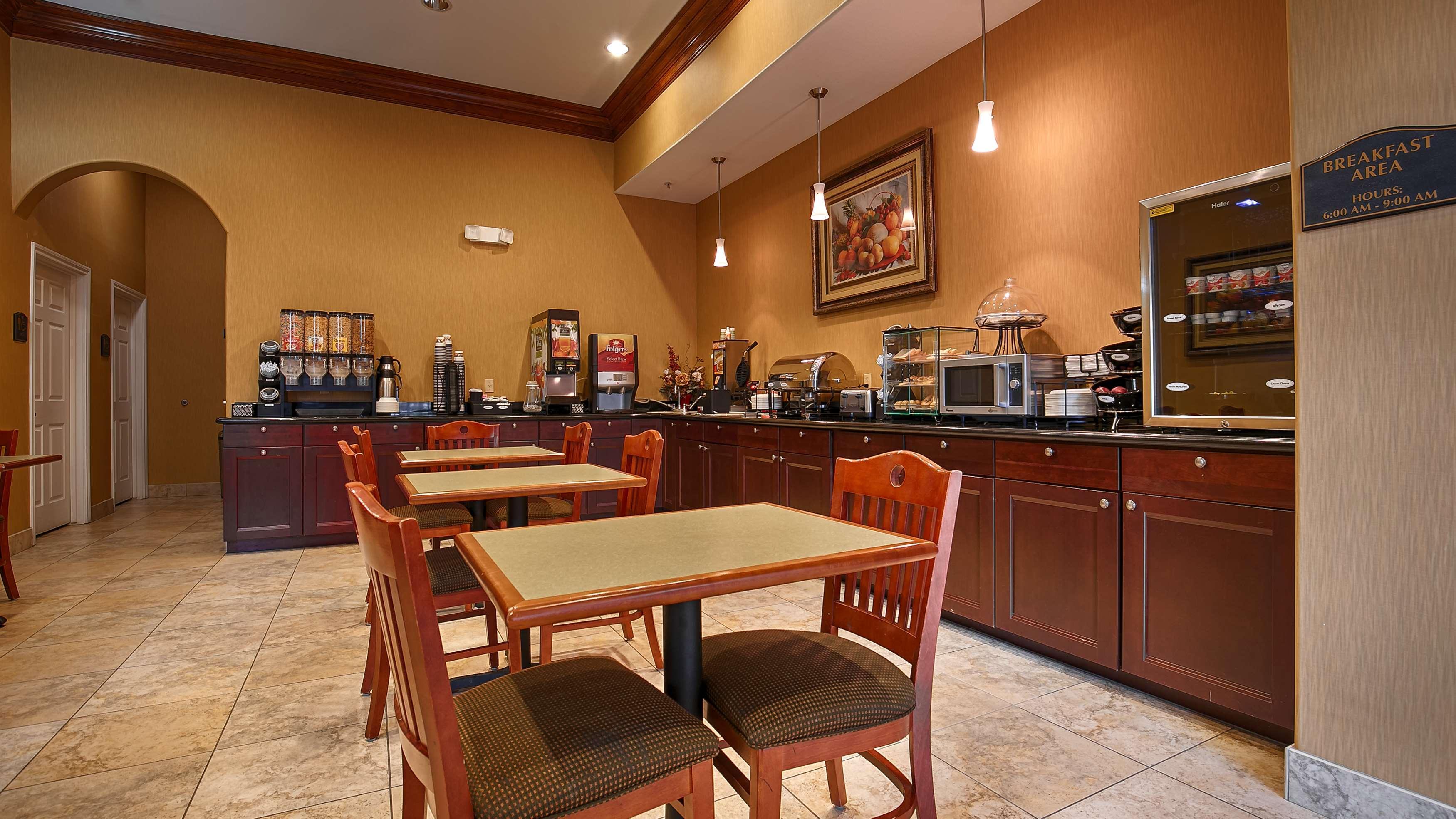 Best Western Plus New Caney Inn & Suites Exterior photo