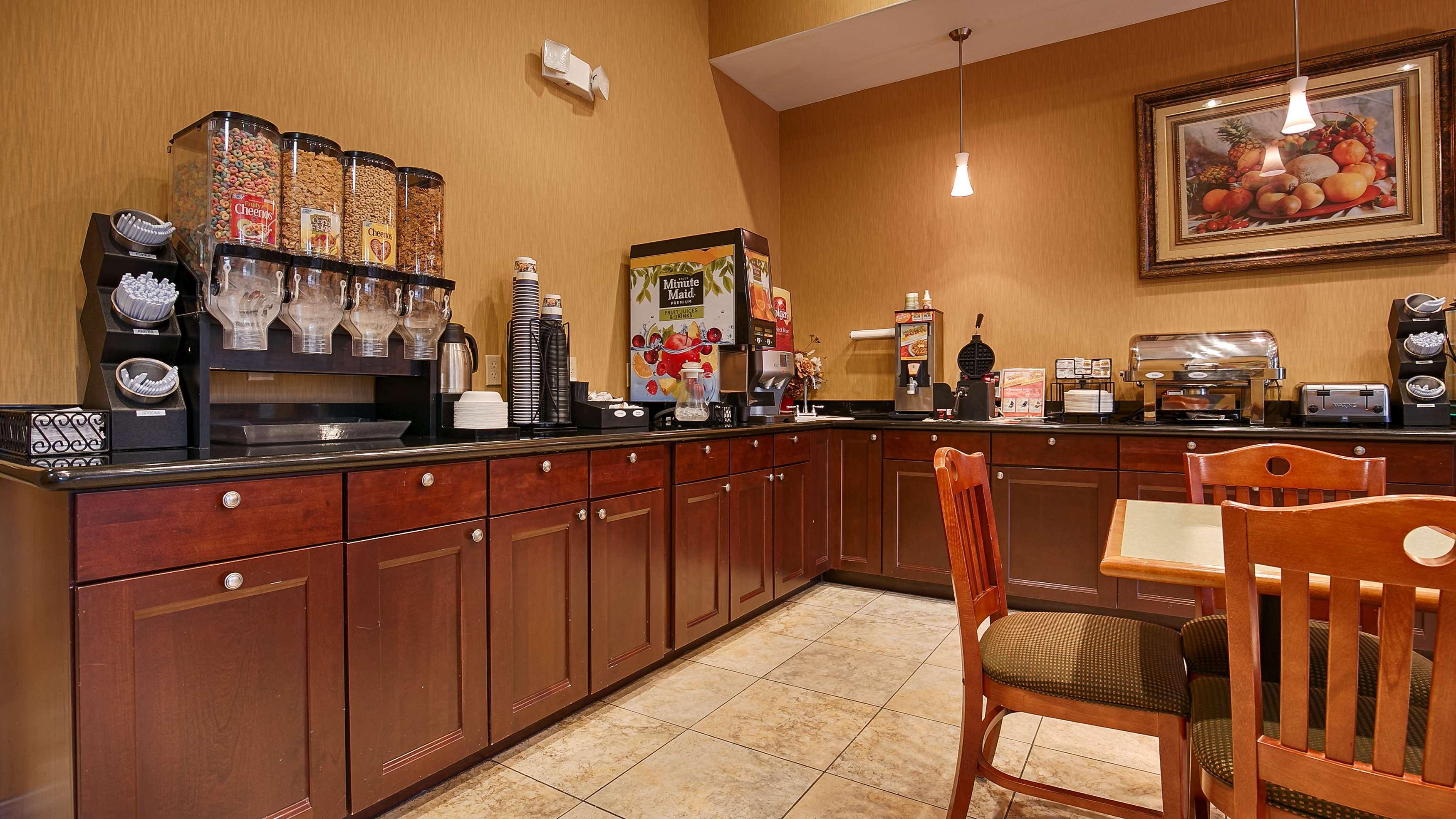 Best Western Plus New Caney Inn & Suites Exterior photo